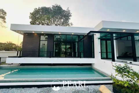 4 Bedroom House for Sale in Central Pattaya front garden