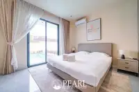 6 Bedroom House for Sale in Central Pattaya master bedroom with ensuite