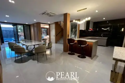 7 Bedroom House for Sale in View Point Village master bedroom with ensuite