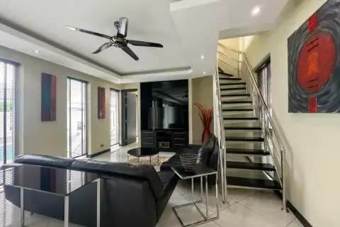 5 Bedroom House for Sale in Palm Oasis Villas master bedroom
