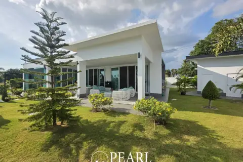 5 Bedroom House for Sale in East Pattaya spacious living room