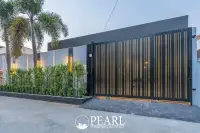4 Bedroom House for Sale in Central Pattaya exterior front view