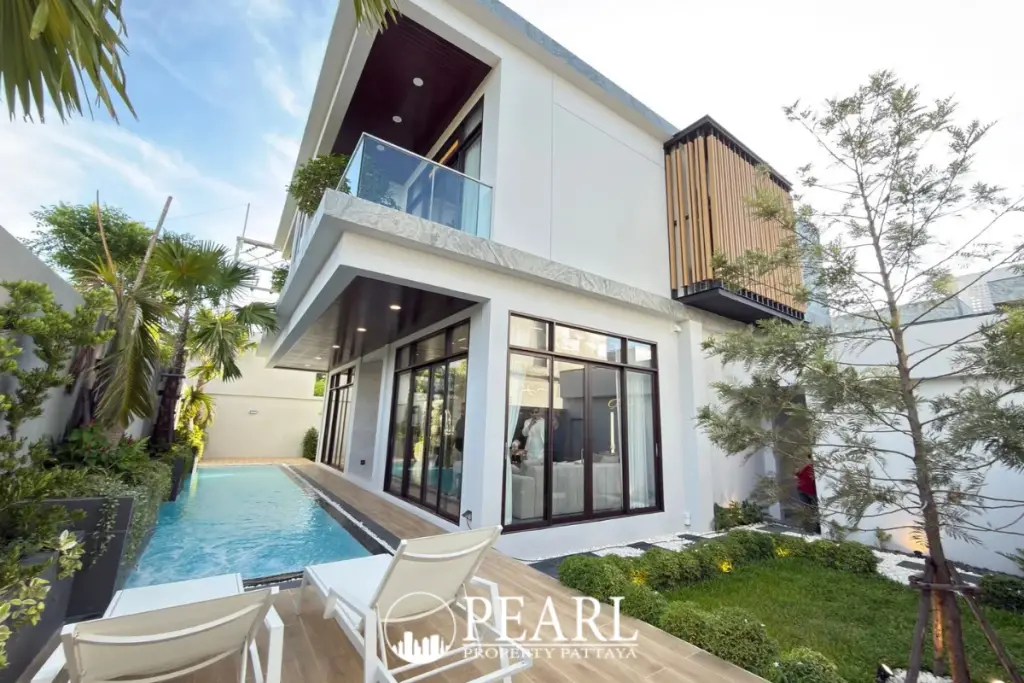 4 Bedroom House for Sale in Tree Villa exterior front view