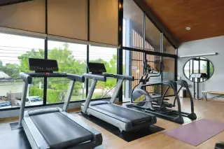 Supalai Ville Pattaya - Motorway fitness center with treadmills and elliptical trainer and garden view