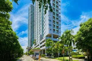 Lumpini Condo Town North Pattaya-Sukhumvit outdoor infinity swimming pool with blue tiles and city views.