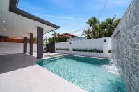 5 Bedroom House for Sale in Central Pattaya swimming pool and patio