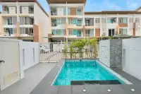 10 Bedroom House for Sale in Central Pattaya master bedroom with ensuite bathroom