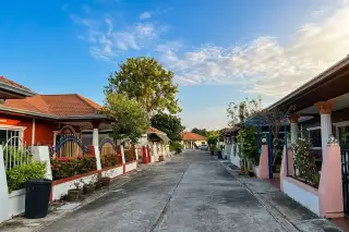 Eakmongkol 5/2 residential street with single-story houses, red tiled roofs, fences, and utility poles.
