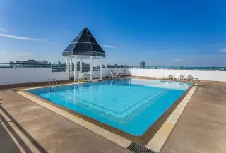 Thian Tong Condotel rooftop pool area with poolside loungers and panoramic Pattaya views