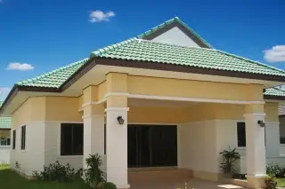 Pornthep Garden Ville 3/1 exterior with green tiled roof, yellow and white walls, and covered entrance.