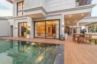 3 Bedroom House for Sale in Huai Yai poolside wood deck with outdoor dining area and glass-fronted living room