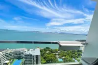 1 Bedroom Condo for Sale at Palm Wongamat spacious bedroom with king-size bed