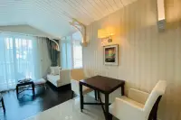 1 Bedroom Condo for Rent at Grand Florida Beachfront Condo Resort Pattaya bright living and dining area with white furnishings and balcony view
