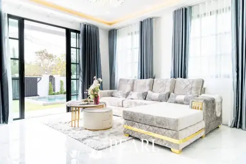 4 Bedroom House for Sale in Central Pattaya modern kitchen with island