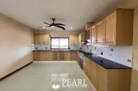 5 Bedroom House for Sale in Siam Garden fully equipped kitchen with island