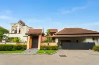 6 Bedroom House for Rent in Central Pattaya spacious living room