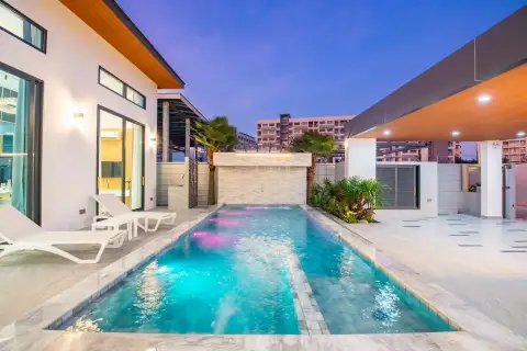 4 Bedroom House for Sale in Central Pattaya spacious living room