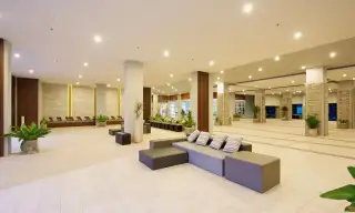 Lumpini Park Beach Jomtien spacious lobby lounge with sofas and stone pillars