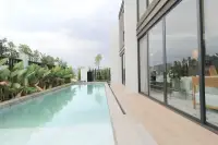 4 Bedroom House for Sale at Highbury Hill Pool Villas Pattaya private swimming pool with tiled deck and floor-to-ceiling glass doors