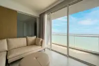 3 Bedroom Condo for Sale in Veranda Residence Pattaya spacious living room