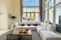 5 Bedroom House for Sale in Jomtien spacious living room