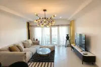 1 Bedroom Condo for Sale & Rent at View Talay Residence 1&2 bright living room with sectional sofa, statement chandelier, and flat-screen TV