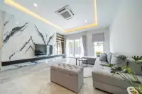 5 Bedroom House for Sale in Central Pattaya spacious living room