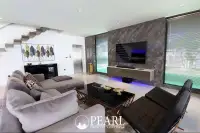 7 Bedroom House for Sale in L Pattaya master bedroom with ensuite