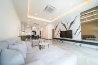 5 Bedroom House for Sale in Central Pattaya modern kitchen with island