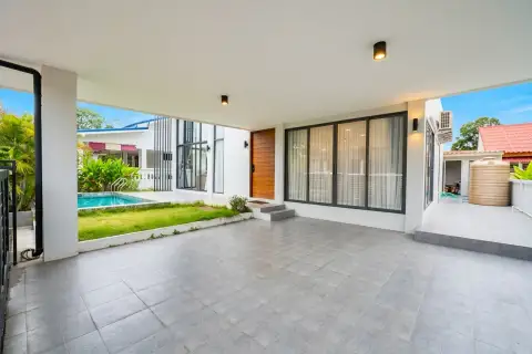 3 Bedroom House for Sale in Thamber Private Pool Villa spacious living room