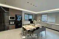 6 Bedroom Villa for Sale in Bang Lamung spacious open-plan living room