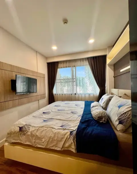 1 Bedroom Condo for Sale at Dusit Grand Park 1 entryway with mirror, dining table setup and living room view
