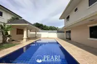 5 Bedroom House for Sale in Siam Garden spacious living room with modern furniture