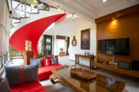6 Bedroom House for Rent in Central Pattaya modern kitchen with island