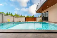 4 Bedroom House for Rent in Bang Lamung large outdoor swimming pool with blue mosaic tiles and wooden gate backdrop