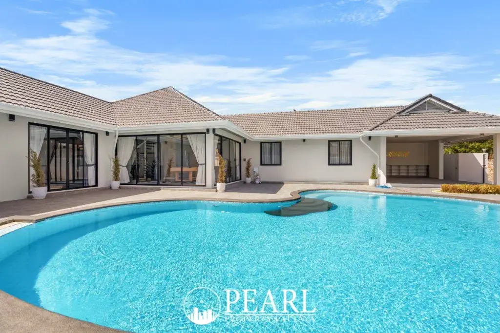 3 Bedroom House for Sale in East Pattaya swimming pool