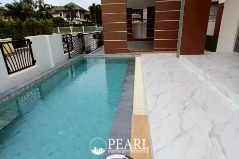 3 Bedroom Villa for Sale in Nong Prue spacious living room