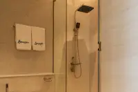 Studio Condo for Sale at Seaspire Jomtien glass-enclosed rain shower with dual showerhead and Seaspire branded towels