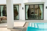 4 Bedroom House for Sale in View Point Village fully equipped kitchen with island