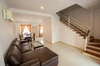 4 Bedroom Townhouse for Sale at The Gallery Condominium modern kitchen with island