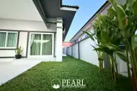 3 Bedroom House for Sale in East Pattaya modern kitchen with dining area