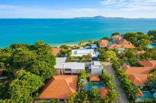 Majestic Residence Pratumnak: Aerial view of villas with orange tiled roofs, lush palm trees, and a private swimming pool.