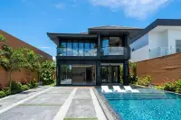 7 Bedroom House for Sale in View Point Village exterior facade