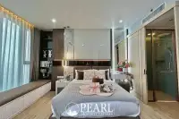1 Bedroom Condo for Sale in Arom Wongamat modern bedroom with city view