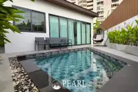 3 Bedroom House for Sale in Central Pattaya modern kitchen with island
