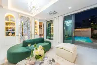 4 Bedroom House for Sale in Central Pattaya master bedroom with ensuite