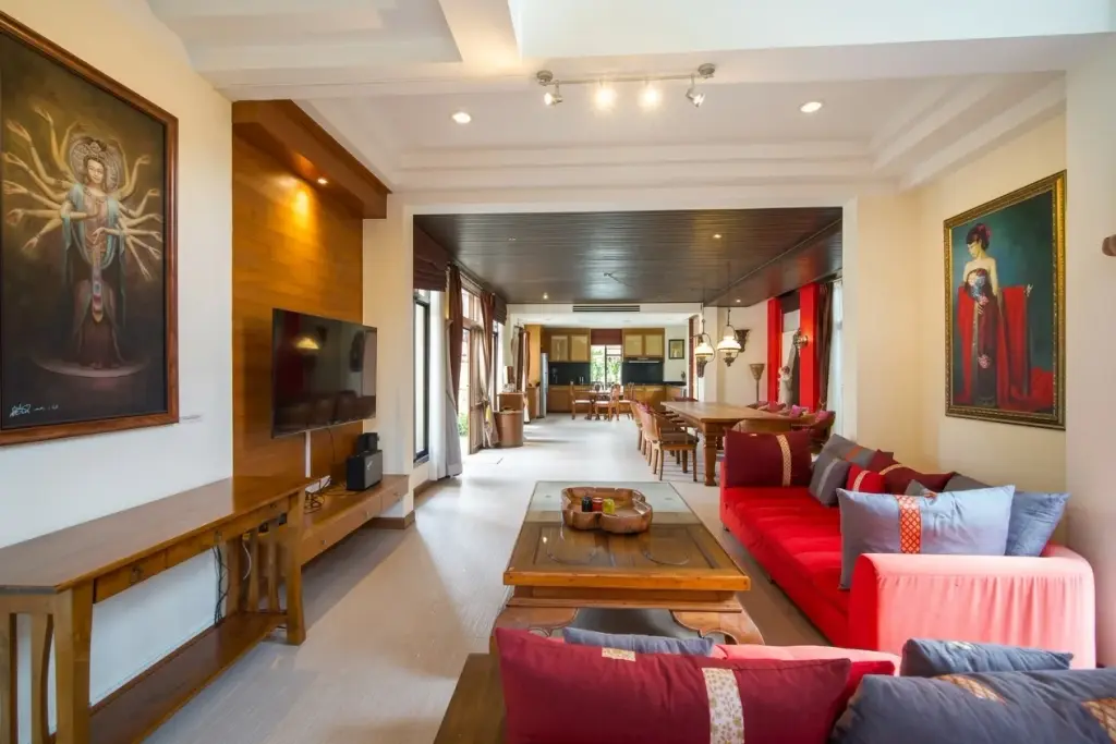 6 Bedroom House for Rent in Central Pattaya exterior front view