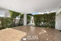 3 Bedroom House for Sale in Sea Breeze Villa Pattaya master bedroom with ensuite