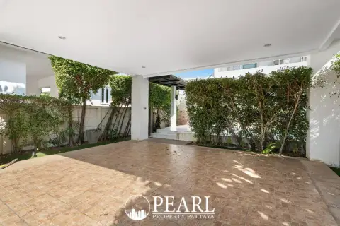 3 Bedroom House for Sale in Sea Breeze Villa Pattaya master bedroom with ensuite