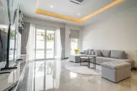 5 Bedroom House for Sale in Central Pattaya master bedroom with ensuite